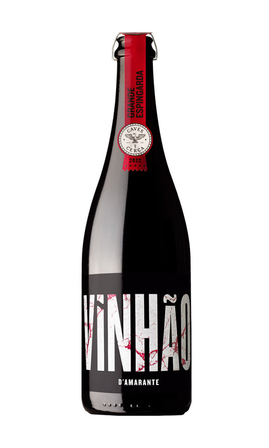 Taça de vinho tinto Grande Espingarda Vinhão Tinto, vinho verde da marca Caves da Cerca, na garrafa de 2022.