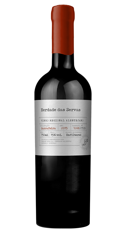 Vinho Herdade das Servas Garrafeira em garrafa, destaque para rótulo elegante e cor rubi intensa.