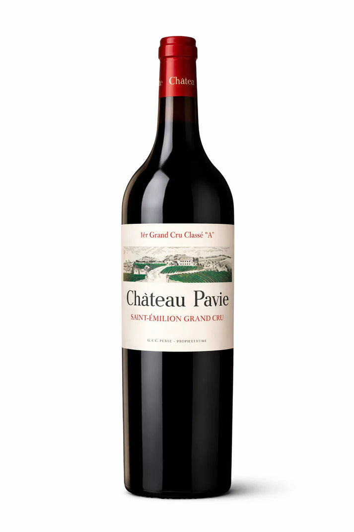 Taça de vinho tinto Château Pavie 1er Grand Cru 2016, destaque para a cor e elegância do vinho francês.