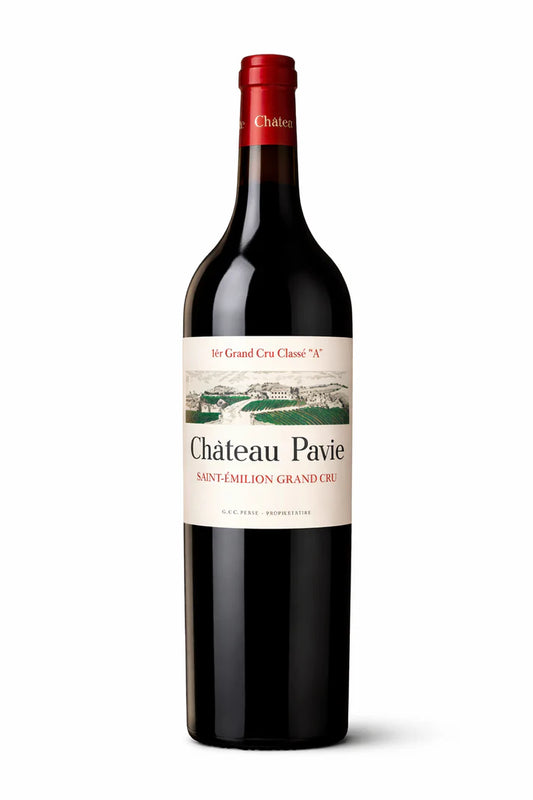 Taça de vinho tinto Château Pavie 1er Grand Cru 2016, destaque para a cor e elegância do vinho francês.