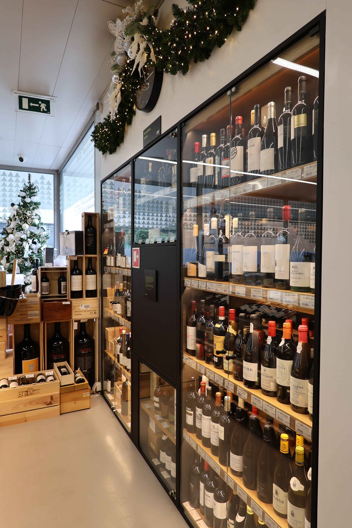 Interior of the Mira Ramos wine shop