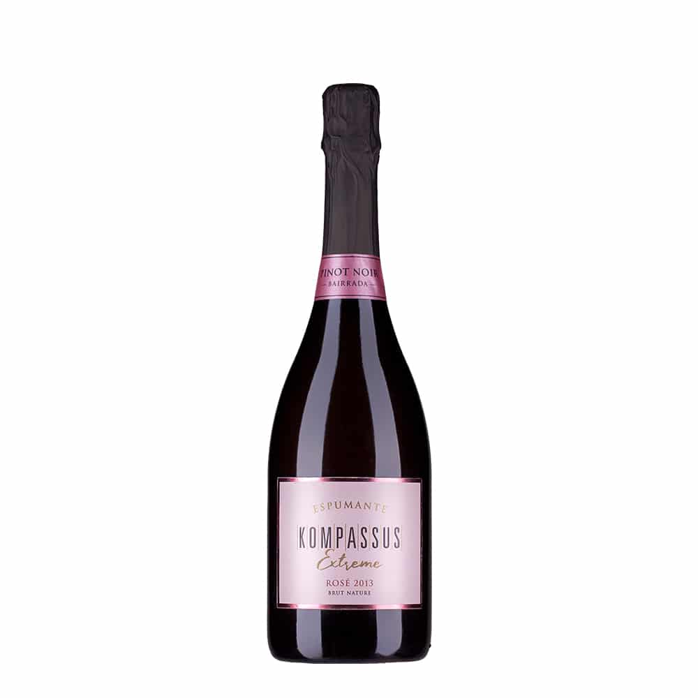 Espumante Kompassus Extreme Pinot Noir Rosé na taça, com cor rosada vibrante e borbulhas finas, em fundo neutro.