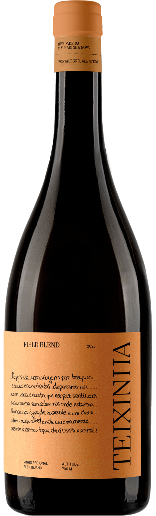 Taça de vinho tinto da Herdade da Malhadinha, com garrafa de Teixinha Tinto ao fundo, destaque para a cor e elegância do vinho.