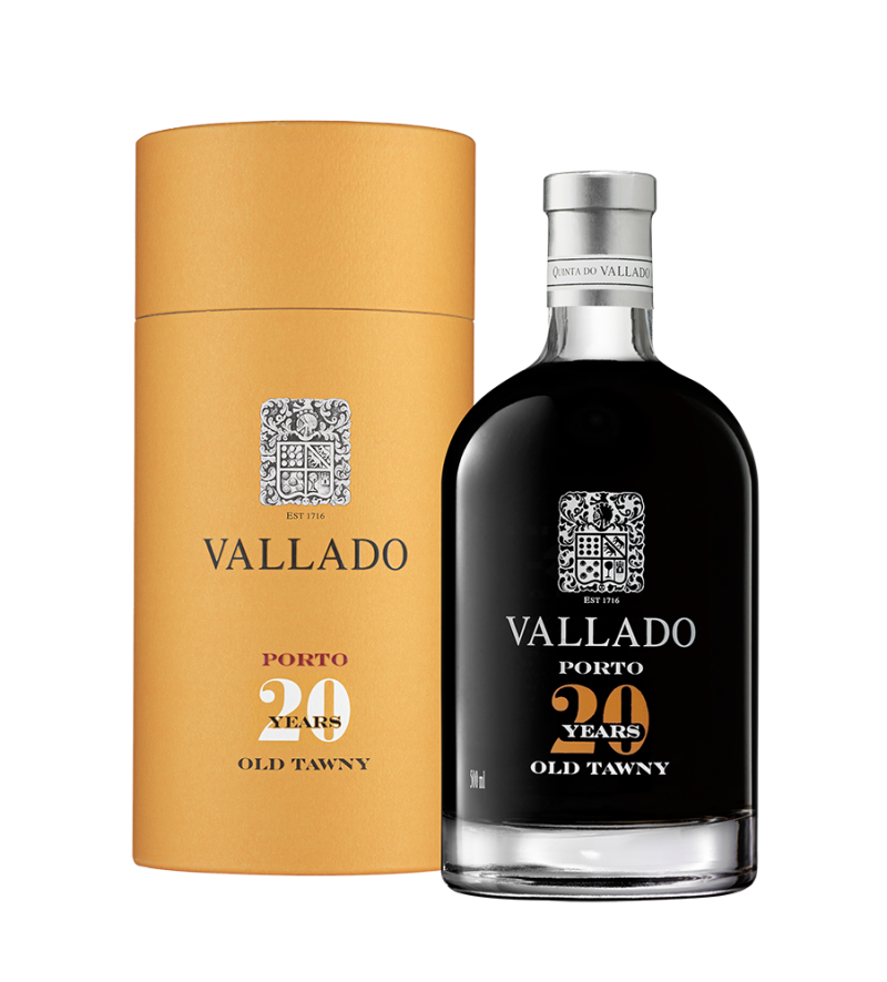 Taça de vinho do Porto Quinta do Vallado Tawny 20 Anos, com coloração âmbar e aromas intensos, sobre fundo neutro.