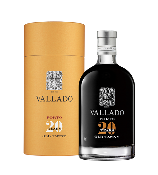 Taça de vinho do Porto Quinta do Vallado Tawny 20 Anos, com coloração âmbar e aromas intensos, sobre fundo neutro.