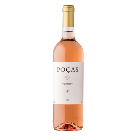 Taça de vinho Poças Rosé, vinho rosé da marca Poças, com vidro transparente e conteúdo rosado, sobre mesa.