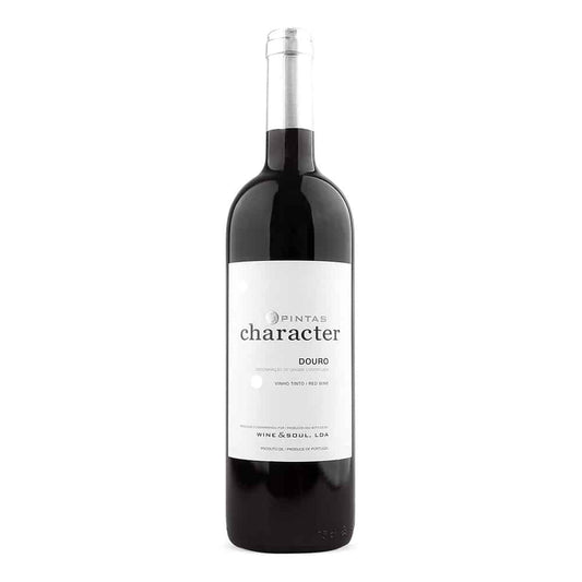 Taça de vinho tinto Pinta's Character 2019 da Wine and Soul, destaque para a garrafa com rótulo e taça de vinho.