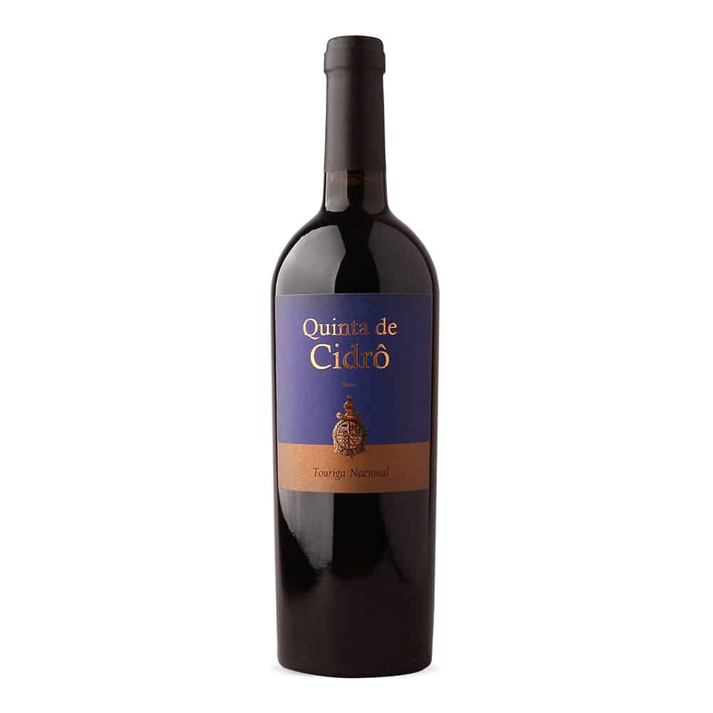 Taça de vinho Quinta de Cidrô Touriga Nacional 2017 da Real Companhia Velha, destaque para a cor e aroma do vinho tinto.