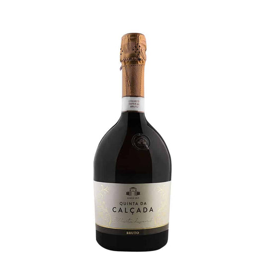Espumante Quinta da Calçada Reserva Bruto Imperial Branco na taça, com garrafa e detalhes do rótulo.