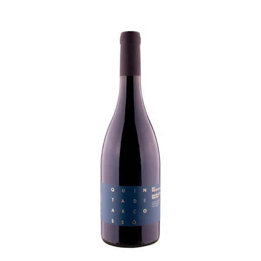 Taça de vinho tinto Quinta de Arcossó Grande Reserva, garrafa de vinho de alta qualidade e rótulo elegante.