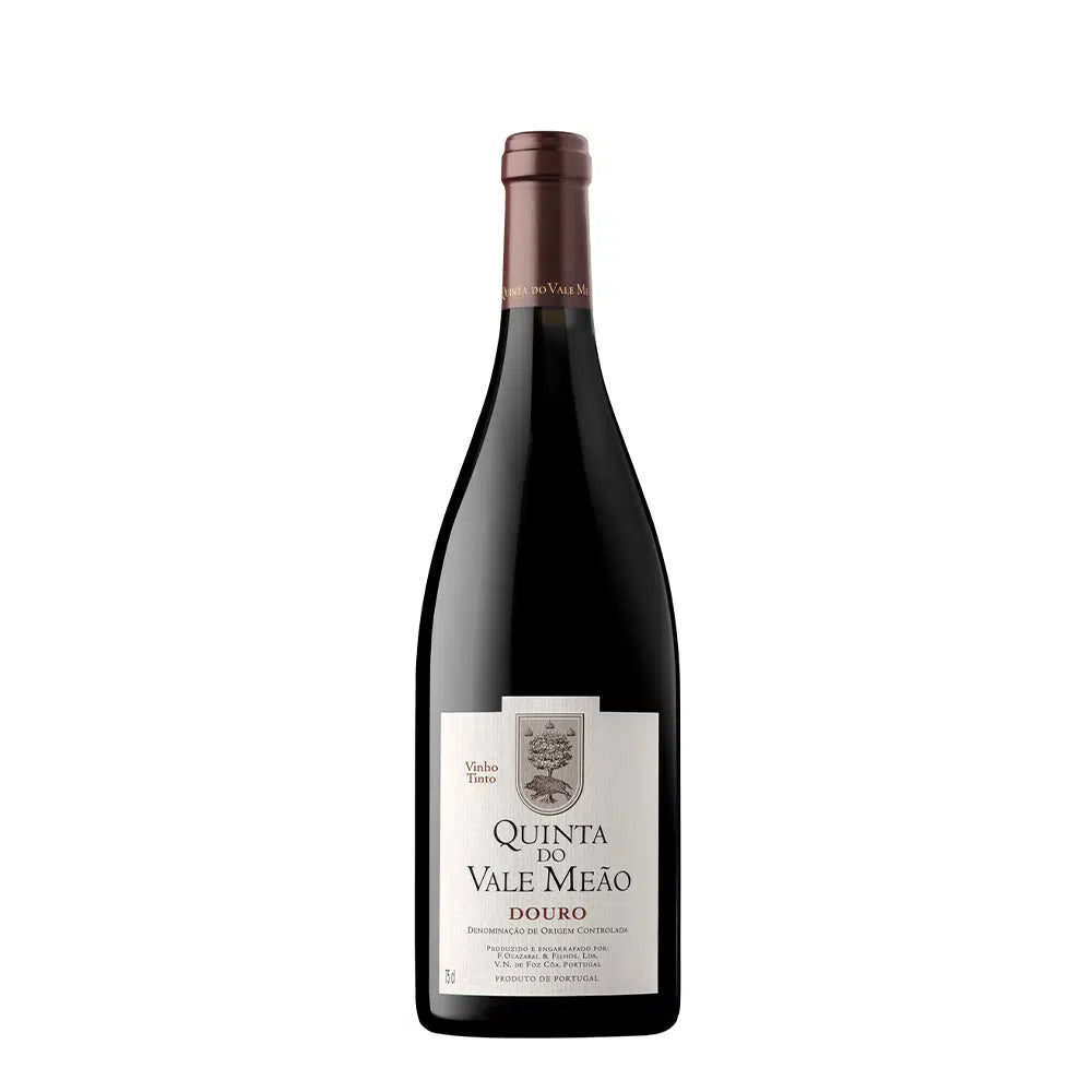 Taça de vinho tinto Quinta Vale Meão 2023, garrafa de vinho da marca Quinta do Vale Meão, com rótulo e rótulo elegante.