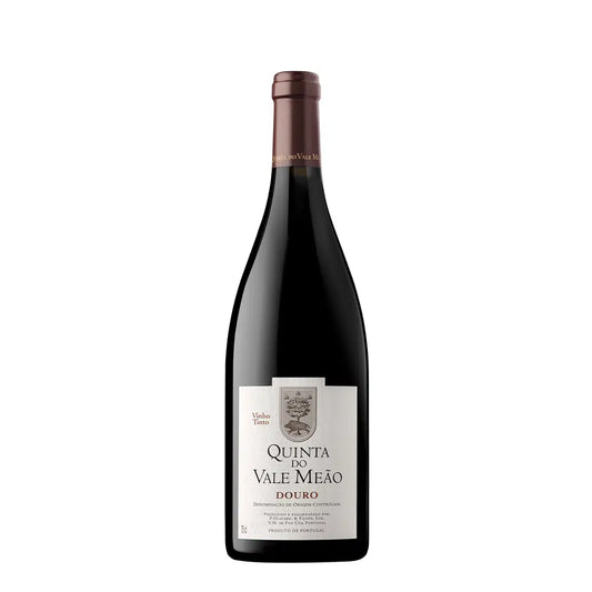 Taça de vinho tinto Quinta Vale Meão 2023, garrafa de vinho da marca Quinta do Vale Meão, com rótulo e rótulo elegante.
