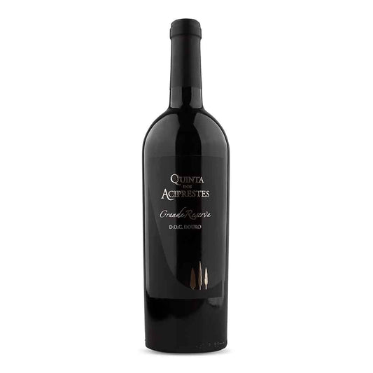 Taça de vinho tinto Aciprestes Grande Reserva Real Companhia Velha, garrafa de vinho tinto de 2015, na adega.