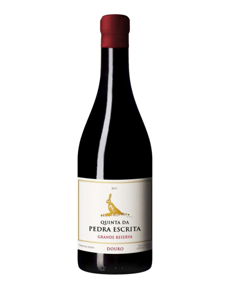 Taça de vinho tinto Pedra Escrita Grande Reserva, vinho da vinícola Pedra Escrita, com rótulo elegante e detalhes na garrafa.