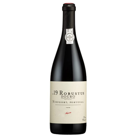 Taça de vinho tinto Robustos Niepoort 2019, com garrafa e taça em fundo branco, destaque para o rótulo do vinho.