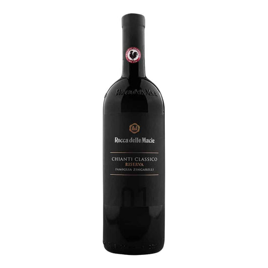 Taça de vinho tinto Rocca Chianti Reserva da Rocca Delle Macie, destaque para a cor rubi vibrante e o rótulo na garrafa.