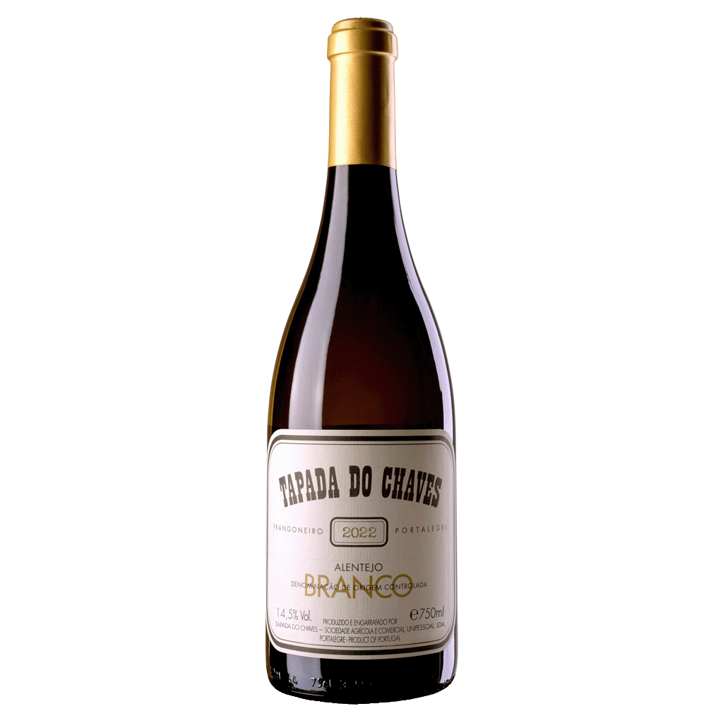 Taça de vinho branco Tapada do Chaves Branco 2022, garrafa com rótulo branco e detalhes dourados, em fundo neutro.
