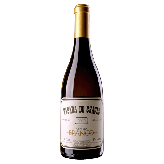 Taça de vinho branco Tapada do Chaves Branco 2022, garrafa com rótulo branco e detalhes dourados, em fundo neutro.