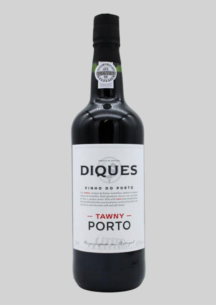 Taça de vinho do Porto Tawny Garrafeira, mostrando a cor âmbar e brilho do vinho Diques Tawny.