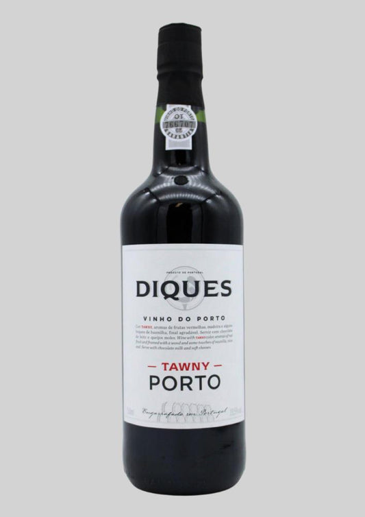 Taça de vinho do Porto Tawny Garrafeira, mostrando a cor âmbar e brilho do vinho Diques Tawny.