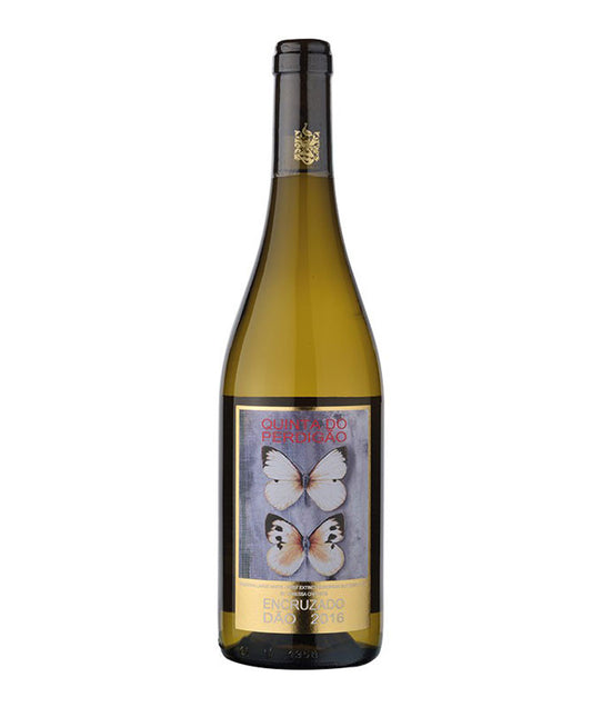 Taça de vinho branco Quinta de Perdigão Encruzado, garrafa de vinho branco da marca Quinta de Perdigão, em destaque.
