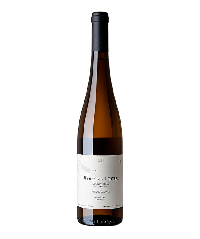 Vinho Vinha dos Utras da Macanita Vinhos, garrafa de vinho tinto com rótulo detalhado, em fundo neutro.