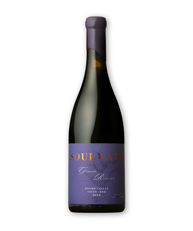 Vinho Soulmate Grande Reserva na garrafa, com rótulo elegante e detalhes dourados, ideal para ocasiões especiais.
