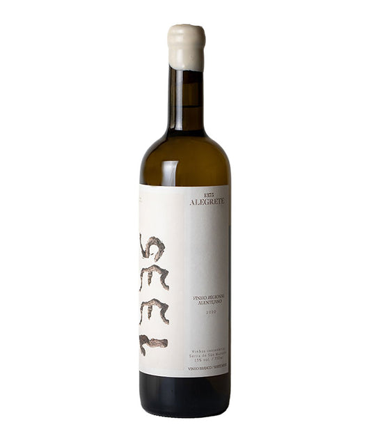Vinho branco Alegrete Susana Esteban em garrafa elegante, destaque na imagem com rótulo e detalhes do vinho.