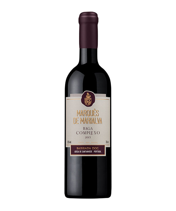 Taça de vinho Marques de Marialva Baga Complexo, com garrafa de vinho tinto em fundo, destaque na embalagem do produto.