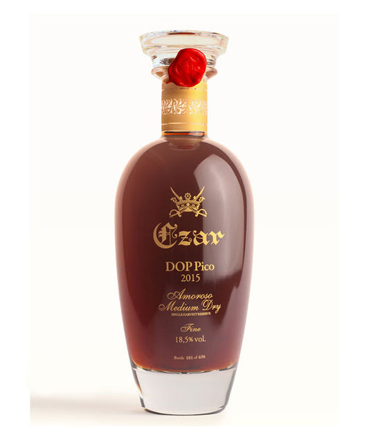 Copo de licor Czar Premium Seco, bebida alcoólica de cor dourada e aparência transparente, em fundo neutro.