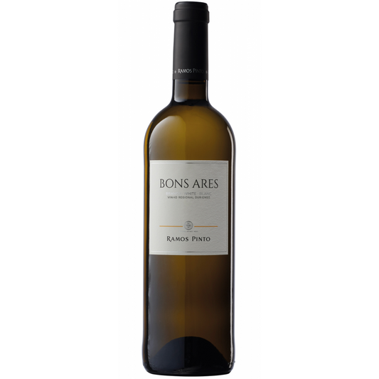 Vinho branco Ramos Pinto Bons Ares Branco 2024 em taça, com garrafa ao fundo, destaque na cor amarelo claro.