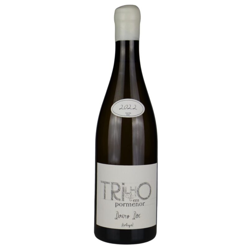 Vinho branco Pormenor Trilho 2022 na garrafa, com rótulo elegante e transparente, destaque para o vinho de coloração dourada clara.