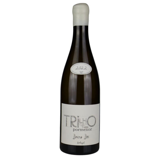 Vinho branco Pormenor Trilho 2022 na garrafa, com rótulo elegante e transparente, destaque para o vinho de coloração dourada clara.