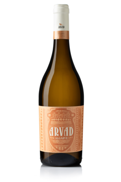 Garrafa de vinho branco Arvad Brano da marca Arvad Algarve, rótulo branco e elegante, vinho branco de 2020.