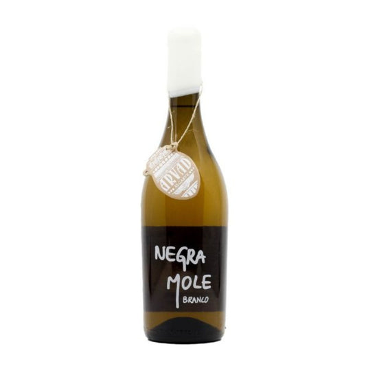 Vinho branco Arvad Negra Mole Branco de Noirs de 2023, garrafa com rótulo branco e detalhes dourados, produzido pela Arvad Algarve.