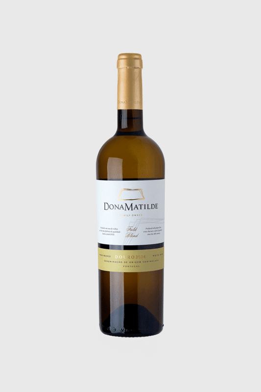 Vinho branco Dona Matilde, safra 2024, em garrafa com rótulo branco e detalhes dourados, apresentando-se elegante e de alta qualidade.
