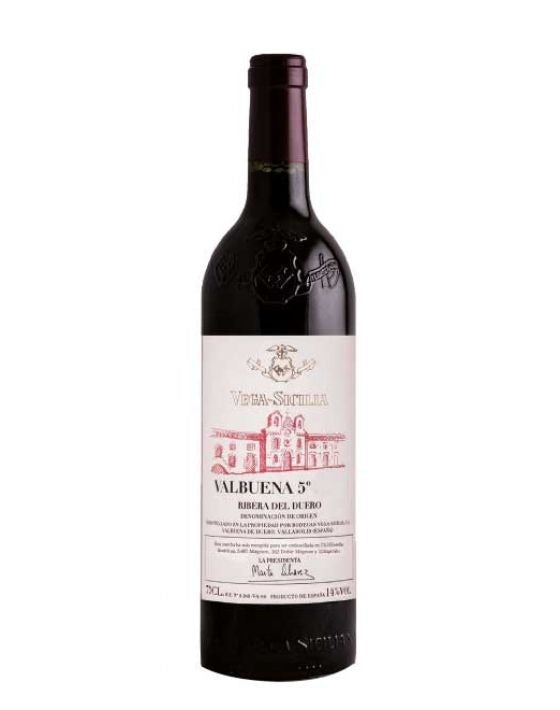 Taça de vinho Vega Sicilia Valbuena, vinho tinto do mundo, com garrafa elegante ao fundo, destacando a marca e a cor do vinho.