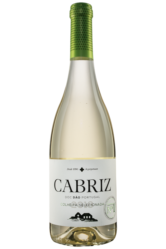Taça de vinho branco Cabriz Colheita 2019, vinho da marca Global Wines, com detalhes da garrafa e fundo neutro.