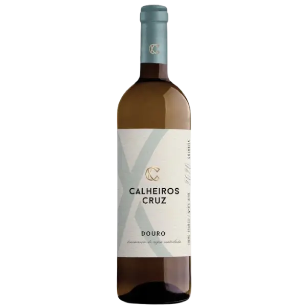 Taça de vinho branco Calheiro Cruz, destacando o líquido dourado e o design elegante do copo.