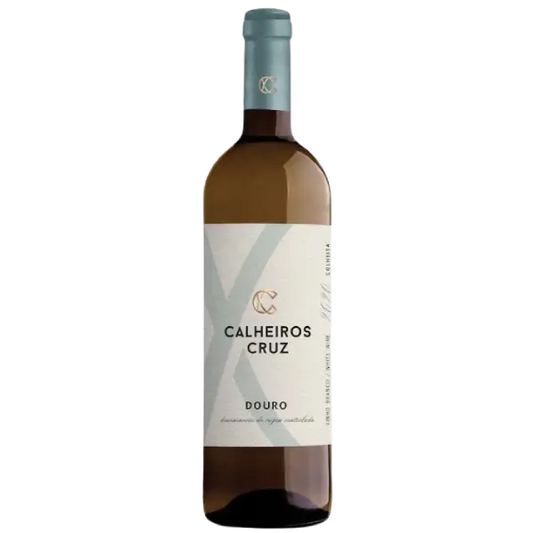 Taça de vinho branco Calheiro Cruz, destacando o líquido dourado e o design elegante do copo.