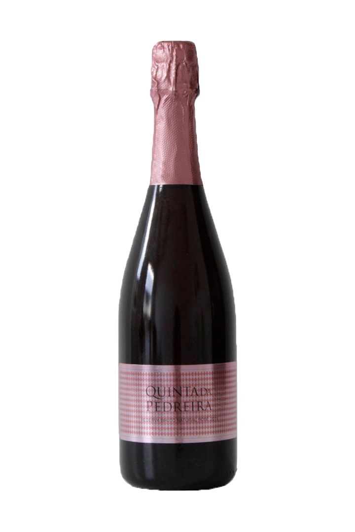 Espumante Quinta da Pedreira Reserva Bruto Natural Rosé na taça, com garrafa ao fundo, destaque para a cor rosada e borbulhas finas.