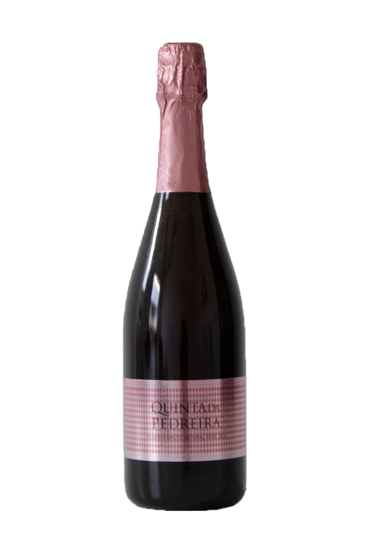 Espumante Quinta da Pedreira Reserva Bruto Natural Rosé na taça, com garrafa ao fundo, destaque para a cor rosada e borbulhas finas.