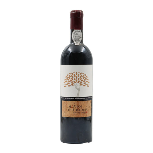 Vinho tinto Caves São João 97 Anos de História, garrafa com rótulo comemorativo, produzido em 2014, na taça.