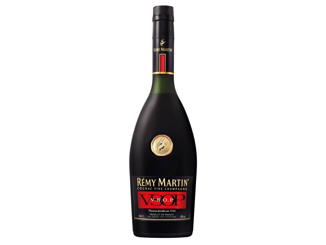 Cognac Remy Martin VSOP em garrafa elegante, destilado de alta qualidade com embalagem sofisticada.