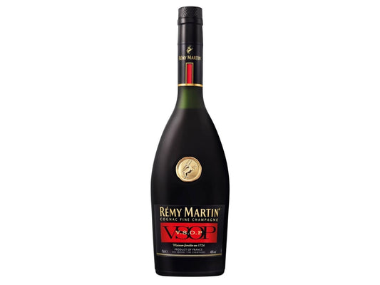 Cognac Remy Martin VSOP em garrafa elegante, destilado de alta qualidade com embalagem sofisticada.