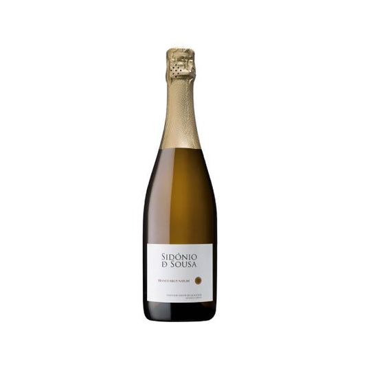 Espumante Sidonio Sousa Brut Nature na garrafa, com taça ao lado, destaque para a bebida espumante de qualidade.