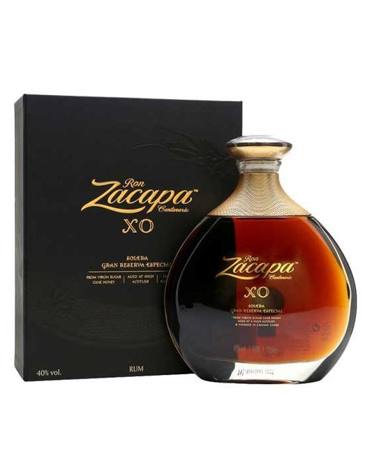 Cachaça Zacapa X.O. destilado de alta qualidade com garrafa elegante e rótulo detalhado em fundo neutro.