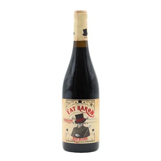 Taça de vinho tinto Fat Baron Douro Ermelinda Freitas, garrafa de vinho tinto de 2021, destaque na imagem.