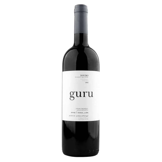 Taça de vinho branco Guru Branco 2022 da Wine & Soul, com garrafa de vinho branco na imagem.