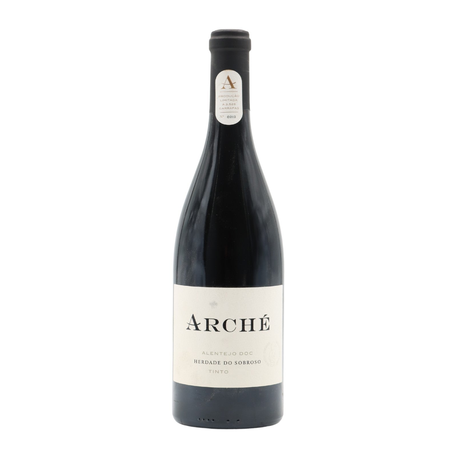 Taça de vinho tinto Herdade Sobroso Arche 2022, com garrafa de vinho vermelho na mesa.